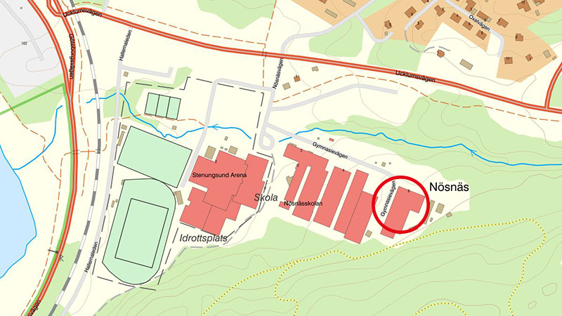 Karta över Nösnäs och en pil som pekar på byggnad E som är den byggnad som ligger längst österut på gymnasiet.