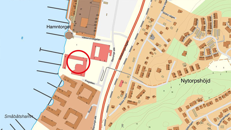 Karta över centrala Stenungsund och en pil som pekar på Kulturhuset Fregatten som ligger vid Hamntorget.