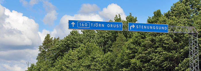 Vägskyltar mot Stenungsund och mot väg 160